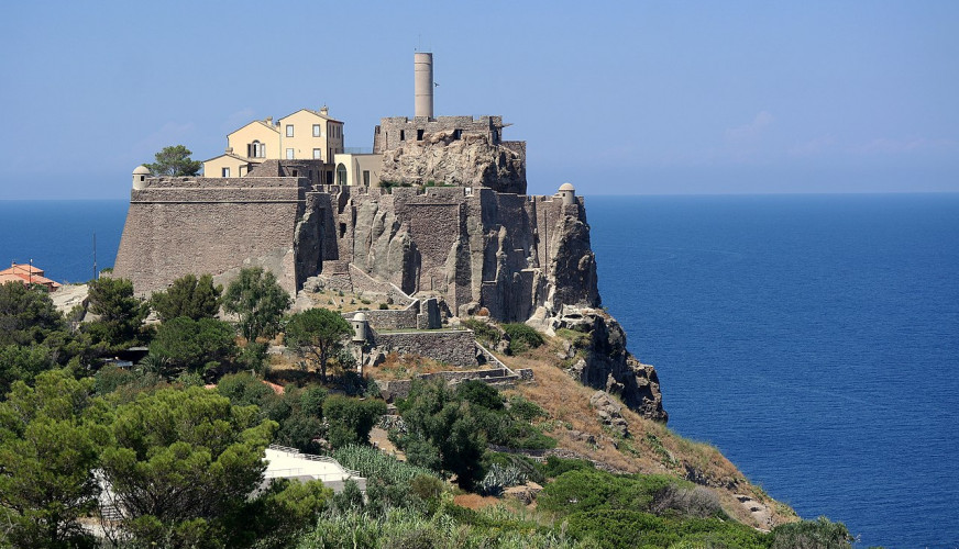 1280px-Capraia_Isola_-_forte_di_san_giorgio_dal_belvedere.jpg
