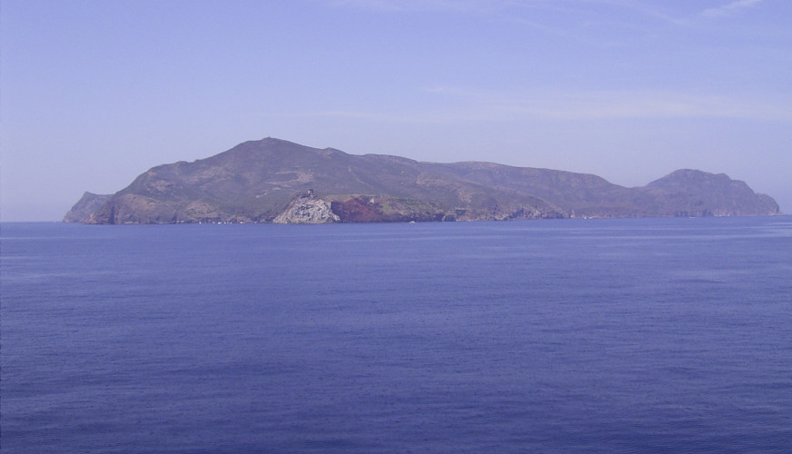 Capraia_Island_from_sea.jpg